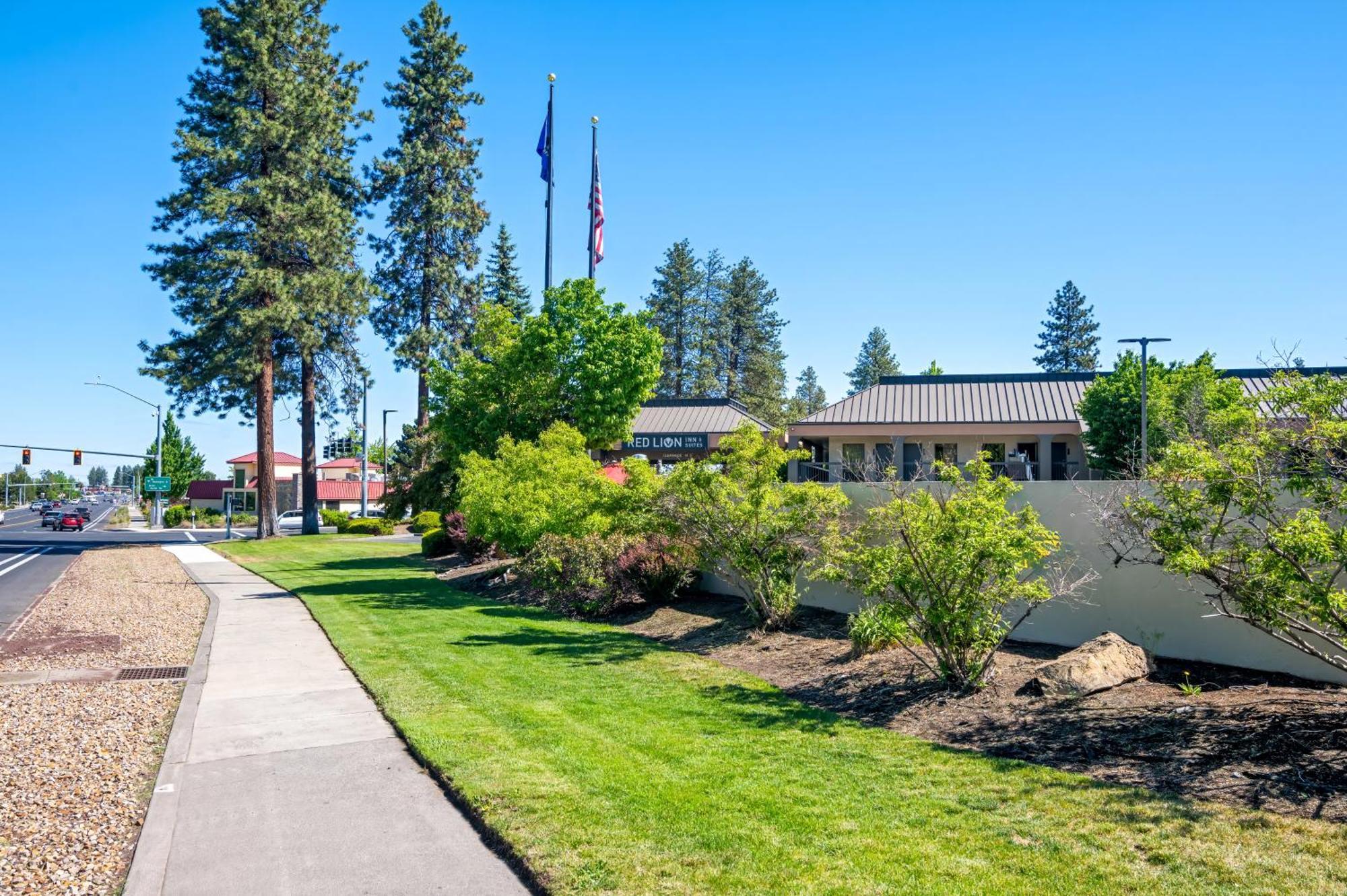 Red Lion Inn & Suites Deschutes River - Бенд Экстерьер фото