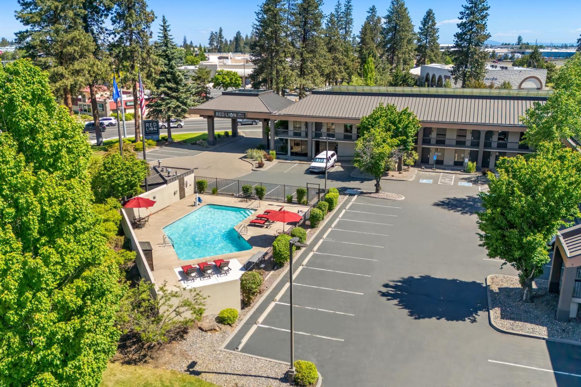 Red Lion Inn & Suites Deschutes River - Бенд Экстерьер фото