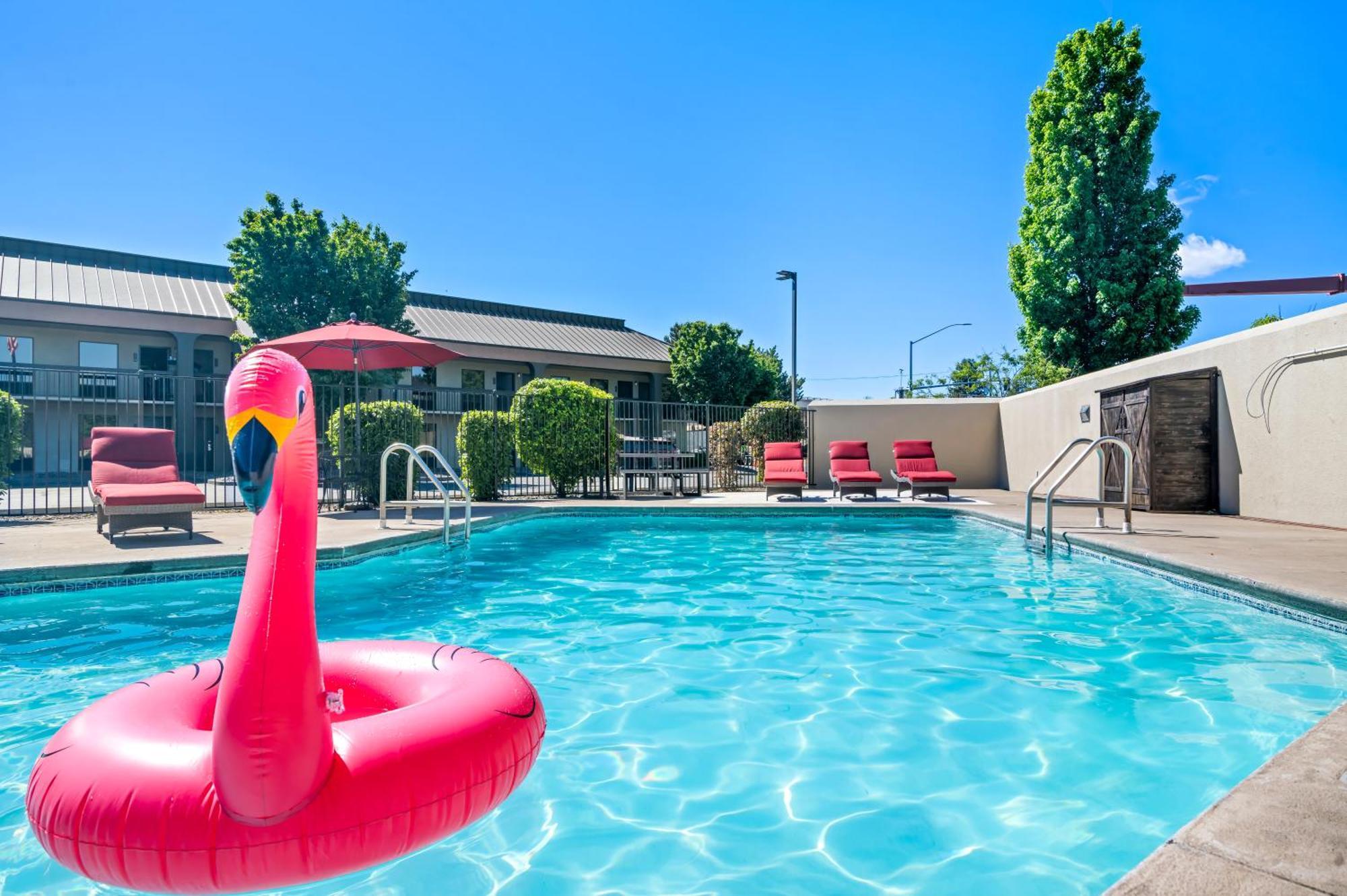 Red Lion Inn & Suites Deschutes River - Бенд Экстерьер фото