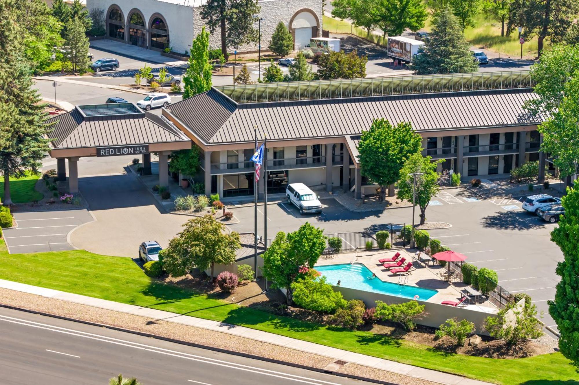Red Lion Inn & Suites Deschutes River - Бенд Экстерьер фото