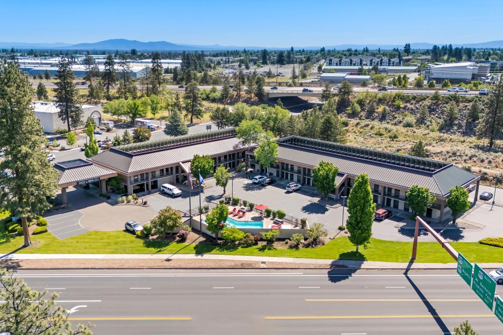 Red Lion Inn & Suites Deschutes River - Бенд Экстерьер фото