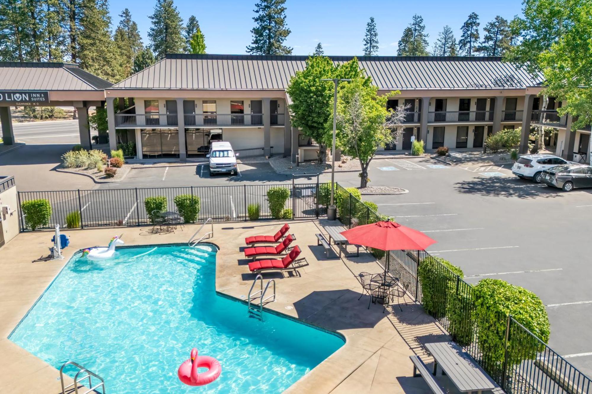 Red Lion Inn & Suites Deschutes River - Бенд Экстерьер фото