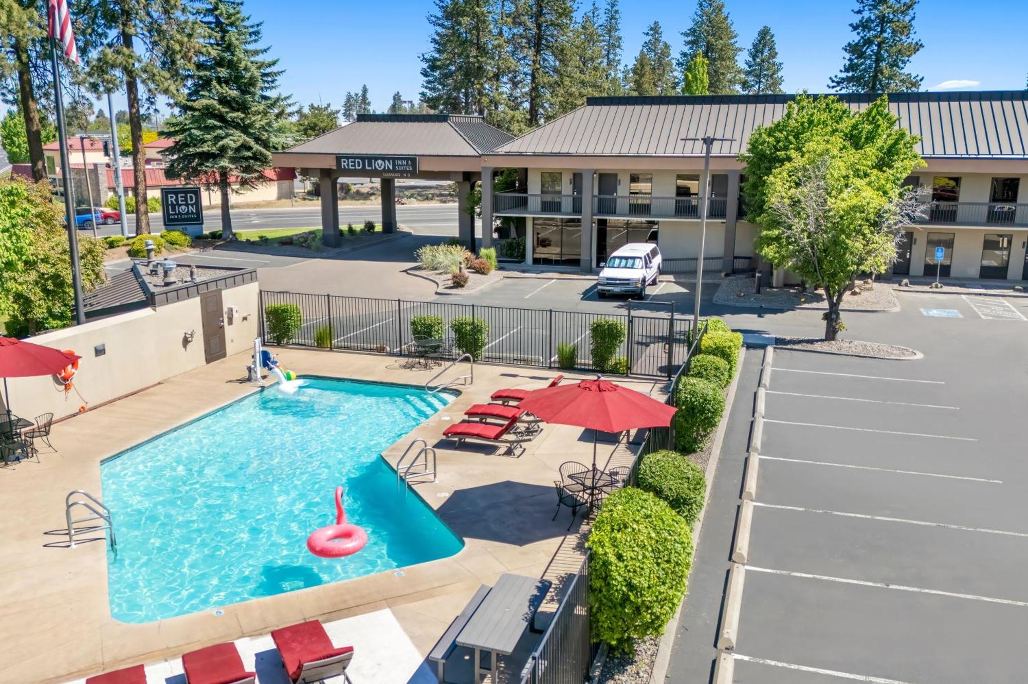 Red Lion Inn & Suites Deschutes River - Бенд Экстерьер фото