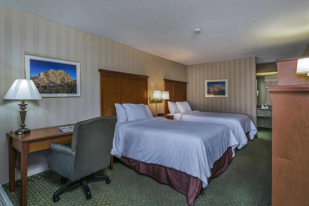 Red Lion Inn & Suites Deschutes River - Бенд Экстерьер фото