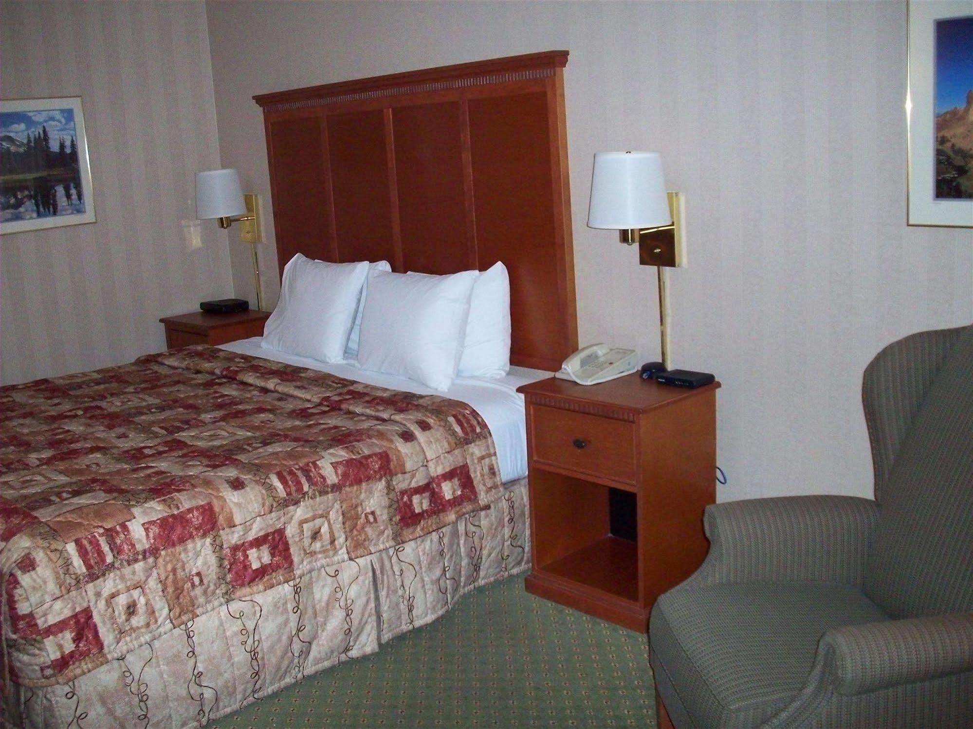 Red Lion Inn & Suites Deschutes River - Бенд Экстерьер фото