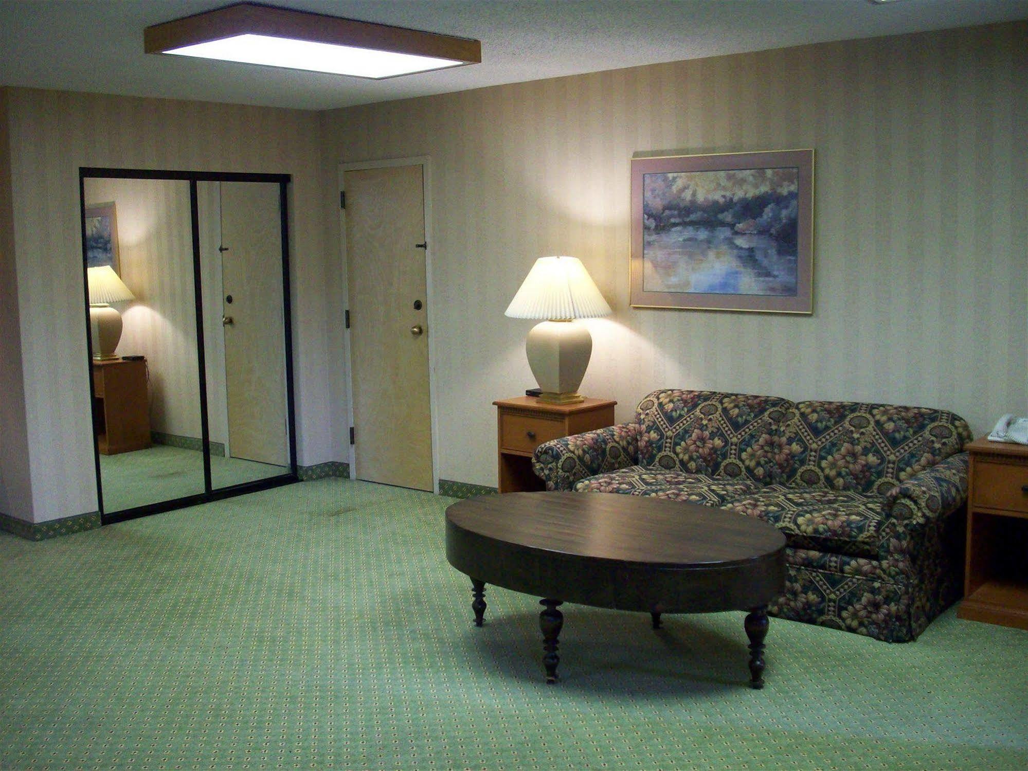 Red Lion Inn & Suites Deschutes River - Бенд Экстерьер фото